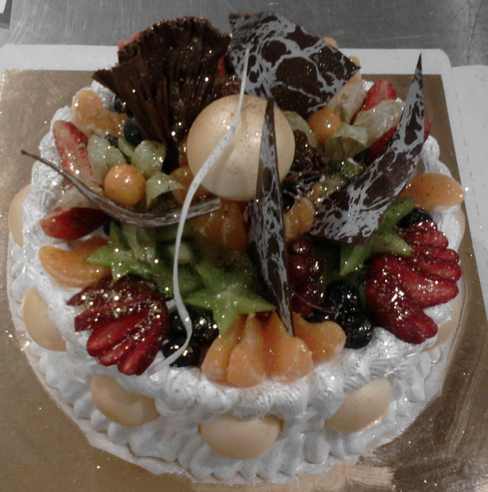Праздничный торт Фруктово-ягодный с шоколадом и сливками